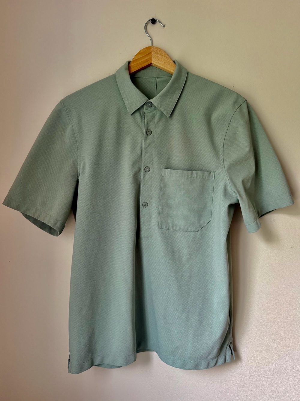 EUC Lululemon Airing Easy wovenair polo short sleeve shirt mint green teal
